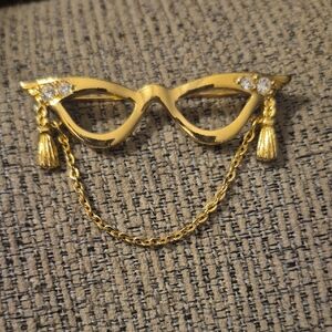 AVON Vintage GOLD TONE CAT EYE GLASSES WITH RHINESTONES PIN
